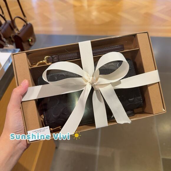 NWT COACH CF464 Boxed Long Zip Around Wallet Signature Leather Heart Charm Strap - Picture 1 of 6